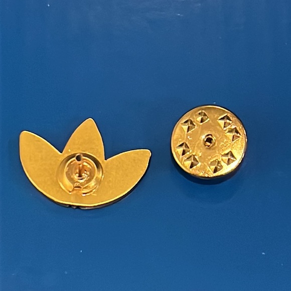 Adidas Trefoil Lapel Pin gold colored new authentic - Picture 2 of 5